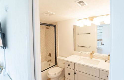 Luxury direct oceanfront corner with a large private balcony, heated pool and garage - Photo 47