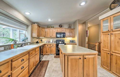 Rustic Escape with Deck, Hot Tub and Mountain Views - Foto 15