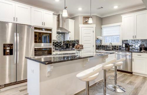 Gather, Play and Unwind! Modern Locust Grove Home - Foto 4