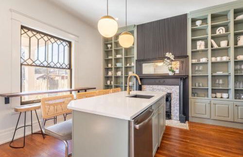 Notes of Southern Charm - Walkable to Food & Shops - Foto 3