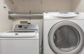 Spacious 5 Bed Retreat, Walk to Lifts and Main - Photo 35