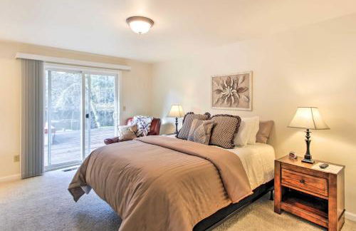 Quiet Lakefront Olympia Home with Dock on Half Acre - Foto 14