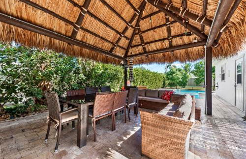 Boho Tiki Villa w Heated Saltwater Pool, King Beds & 6TVs - Photo 48