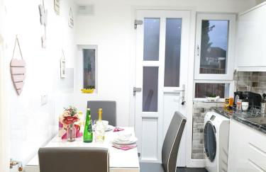 Glasgow Comfortable and Modern 3 Bedroom Mid Terraced Villa - Foto 16