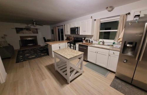 Spacious 4BR Home w Pool • Family Friendly - Foto 27