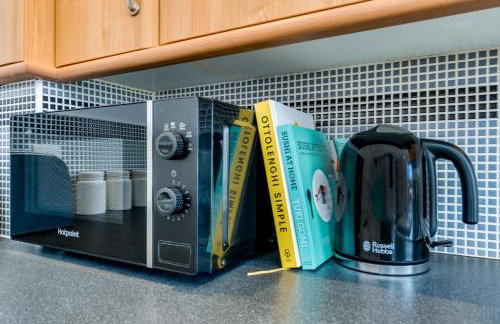 Chic and Bright Apartment Near the Water - Photo 14