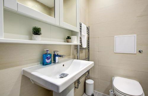 The Iver - 3BR - Spacious House - Free Parking - Photo 32