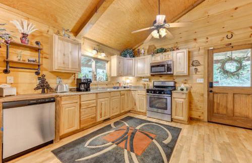 Secluded Cosby Cabin with Wraparound Deck - Foto 8