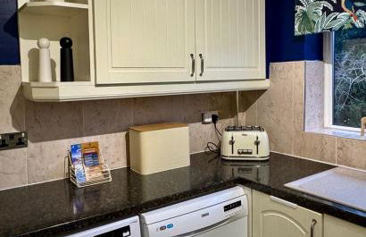 Cherry Blossom Apartment - 3 bed, parking, garden - Photo 34