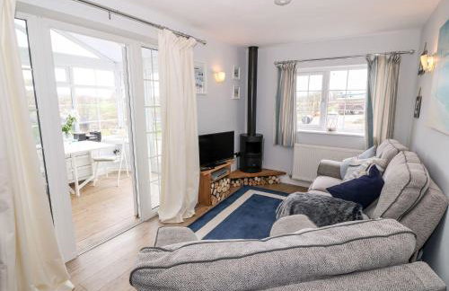 Ty Bach, 1 bedroom home with hot tub and views - Photo 9