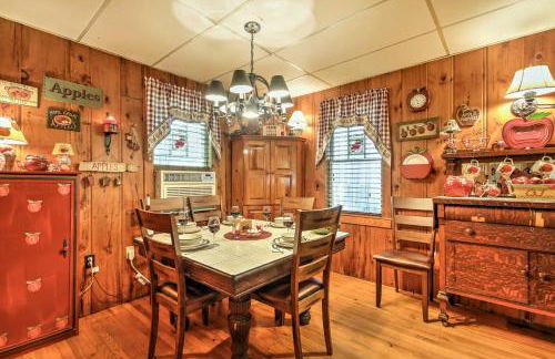 Pet-Friendly Cabin with Fire Pit, BBQ and Great Deck! - Foto 21