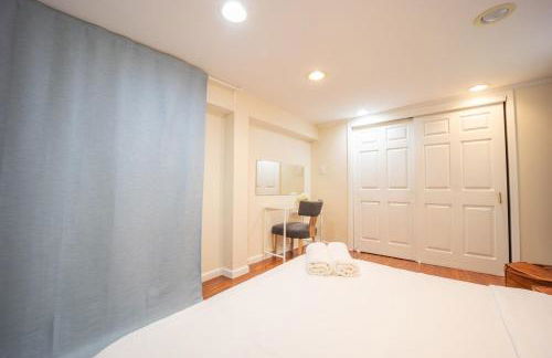 Bright 3bed basement with backyard & free parking - Foto 12