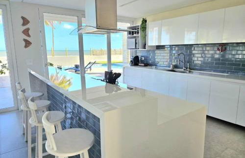 Piscina aquecida, 5 suítes e pé na areia com vista espetacular!! - Photo 40