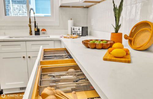 Sleeps 10 + Coffee bar + Game Room + Train to CHGO - Foto 41