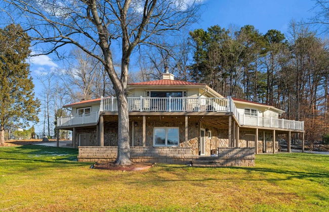 Pleasant Cove Waterfront Getaway With Fire Pit, Deck, and Lake Views - Foto 13