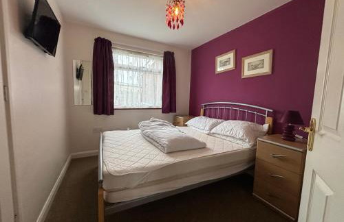 498, Three Bedroom Detached Chalet - Sleeps 6, pet friendly, FREE pool and entertainment passes included - plus WiFi, bed linen and towels included - Foto 8