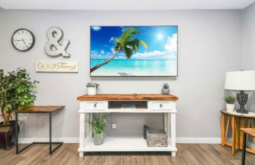 Sunlit Renovated Home, BBQ, Porch & Trails Nearby - Photo 11