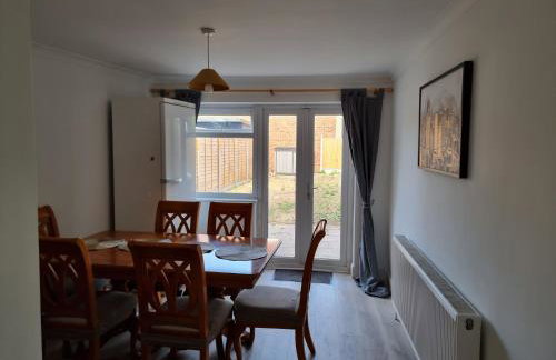 Entire 3 bedroom home with Parking in Welling, London, UK - Photo 7