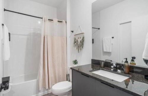 Colorful vibrant Oasis Sleeps 10, 10min to Disney - Photo 24