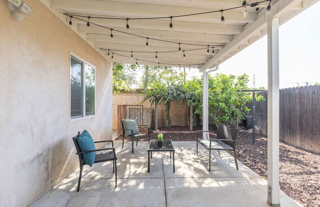 Elegant Retreat Modern Comforts, Prime Location - Photo 43