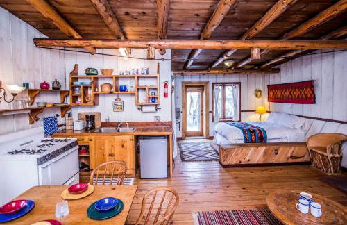 Rustic Log Cabin on Eco-Friendly Farm near Taos, New Mexico - Foto 6