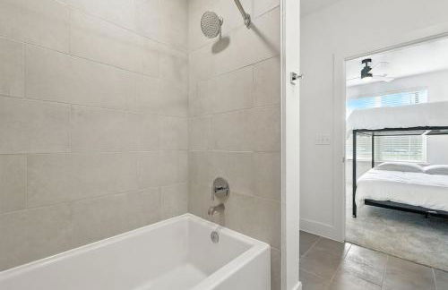 95 Luxury 2B2B Condo DT Fort Worth, Resort Style Pool & Gym, Golf Simulator, 7M to Dickies Stadium, 15M to AT&T stadium - Foto 23