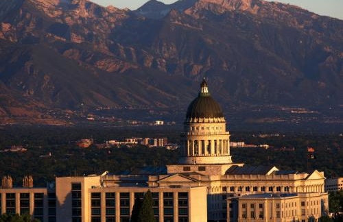 Relaxed Hillside Retreat with Hot Tub and Skyline Views - Foto 42
