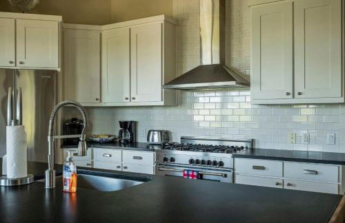 Lake Travis Retreat - 5BR with BBQ & Pickleball - Foto 13