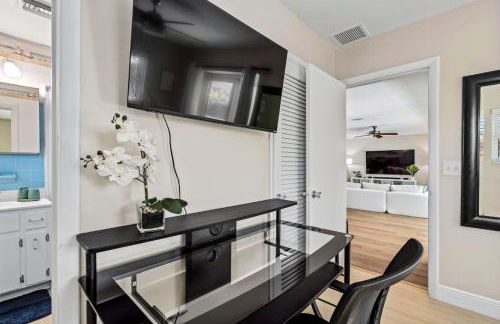 Walk to Beach Indoor-Outdoor Living w Pool - Photo 22