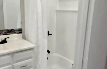 3 Bed 2 Bath House, Quiet & downtown Smart TVs in all rooms, Whole house to yourself - Foto 12