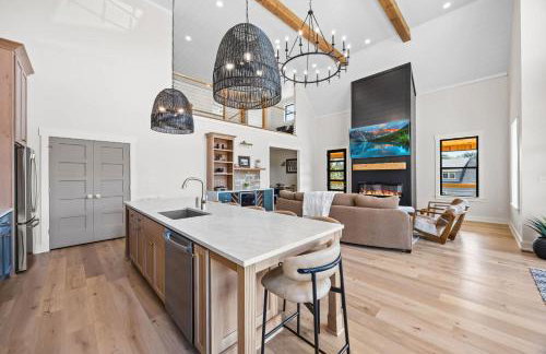 NEW Spacious Clarkson Getaway w Games & Yard - Foto 4