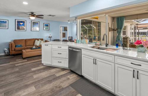 Pirates Den a 4BR Pet-Friendly Waterfront Oasis with Pool, Dock, Personal Water Boats, Fire Pit, Game Room and Bar - Foto 22