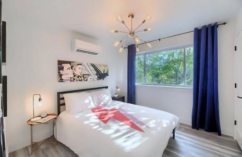 Stylish 3BR East Side Retreat w Patio & BBQ - Foto 14