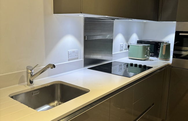 Phoenix 2 Bedroom Apartment in london - Photo 11