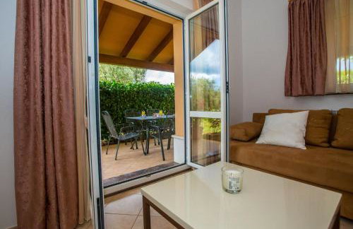 Three-Bedroom Apartment Mir with Private Infinity Pool - Foto 9