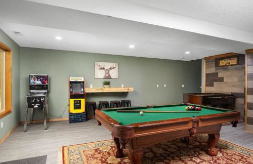 Iron Mountain - Spacious Secluded Lodge with Hot Tub & Game Room - Photo 58