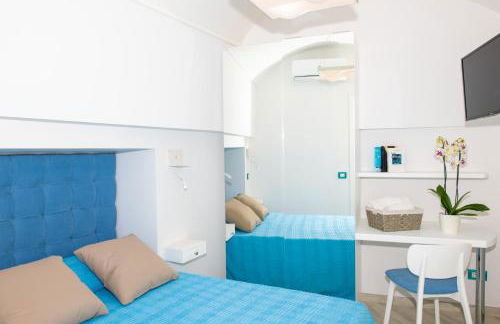 VILLA LA TAGLIATA spectacular jacuzzi tub amazing view and private parking garage - Photo 35