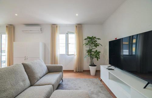Modern 3BR Home, AC in All Rooms, Walk to 2 Beaches, Private Patio, Washer & Dryer - Photo 11