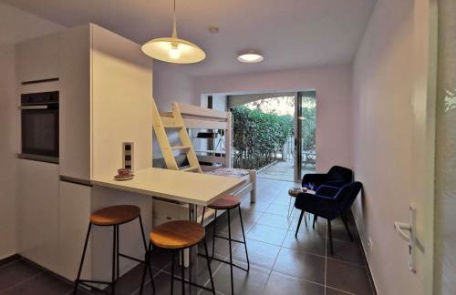 Jardin, terrasse, climatisation, à 5 minutes à pied des plages, commerces et animations - Photo 3