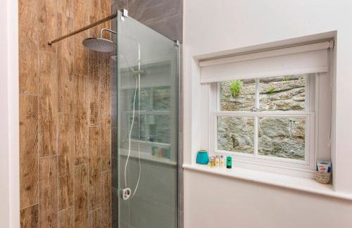 Tropical Gardens 1 bed cottage Central Newlyn - Photo 24