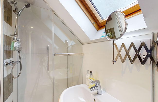 Beautiful Coach House - Photo 19