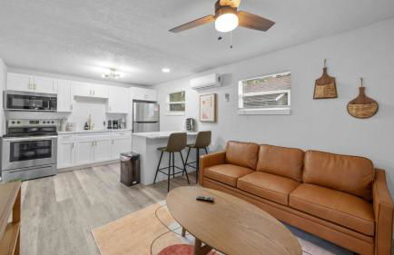 Modern-Retro Themed Home Close to Coffee + Food! - Foto 1