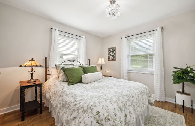 Tranquil Cozy 3br Home With Deck & Bbq 3 Bedroom Home by RedAwning - Photo 3