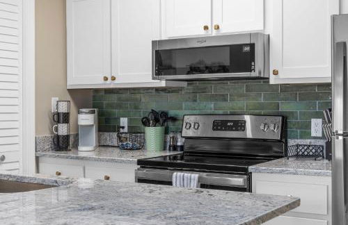 Newly Renovated Condo with Beach access steps away - Foto 21