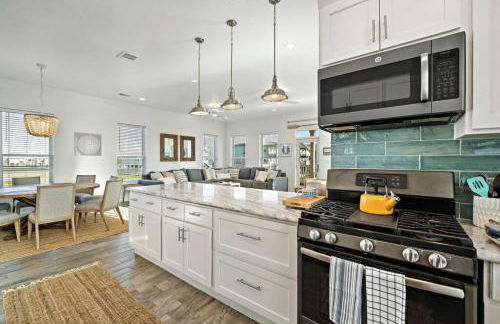 Picturesque beach house with plenty of room and amazing decks, close to beach - Foto 16