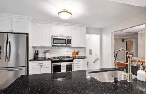 4 Bedroom Pool and Hot Tub Home Near Cleveland - Foto 29