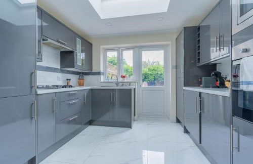 Comfortable 1-Bed House, Sleeps 4, Fast Wi-Fi with Private Garden and Free Parking - Foto 4