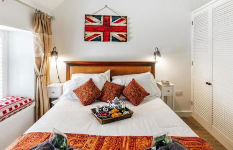 Delightful Cotswold Cottage for two, Log Burner, Garden & Dog Friendly - Photo 11