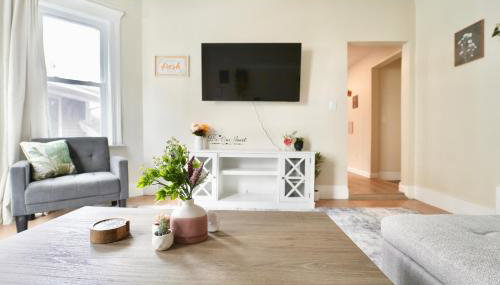 Spacious 4BDR 2BA Retreat near T-Station- 5 Mins to Boston - Foto 2