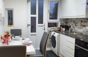 Glasgow Comfortable and Modern 3 Bedroom Mid Terraced Villa - Foto 18
